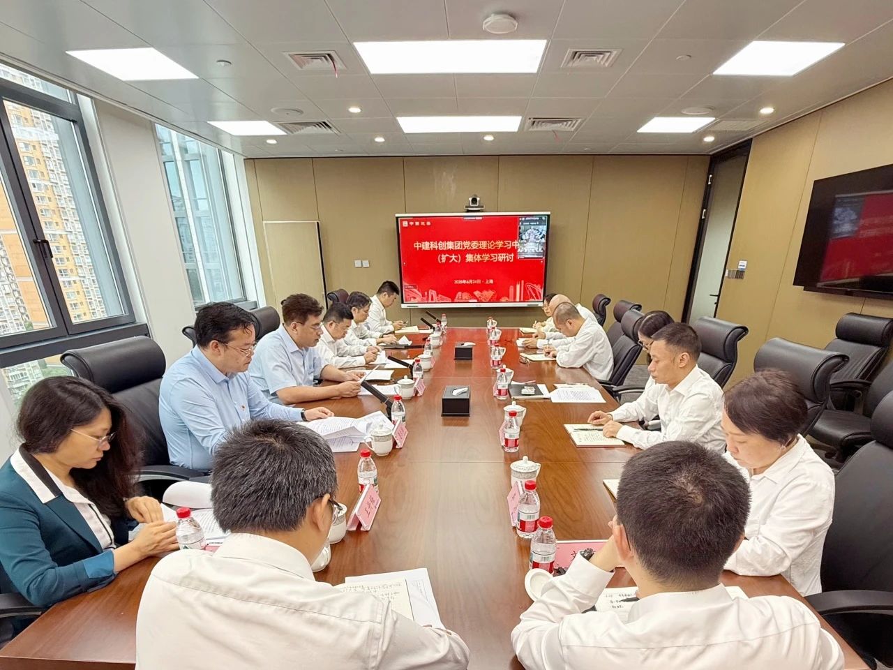 中建科创集团党委理论学习中心组（扩大）开展从严从实推进深入贯彻中央八项规定精神学习教育专题研讨.jpg